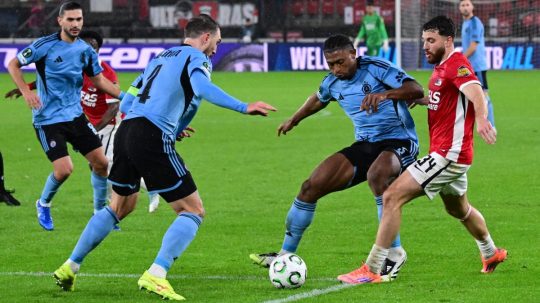 Hráči Slovana Bratislava v boji o loptu.