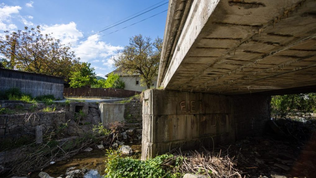 Most v havarijnom stave v obci Štiavnik.