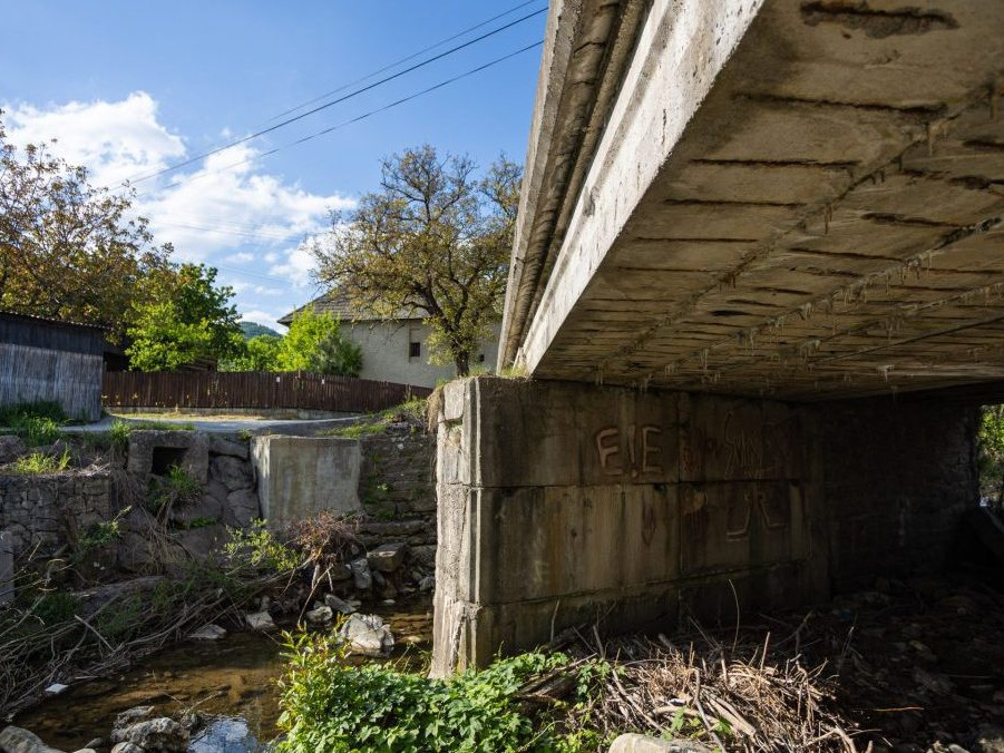 Most v havarijnom stave v obci Štiavnik.