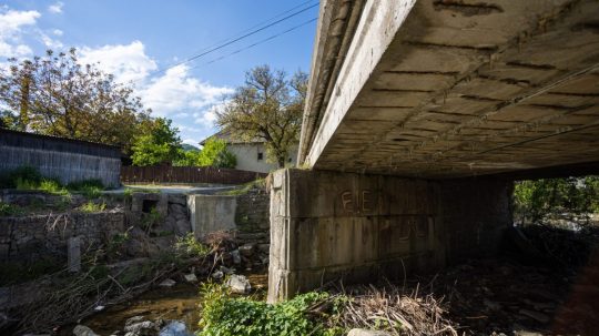 Most v havarijnom stave v obci Štiavnik.