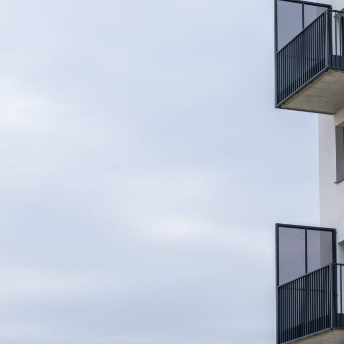 Ilustračná snímka balkónov obytného domu.