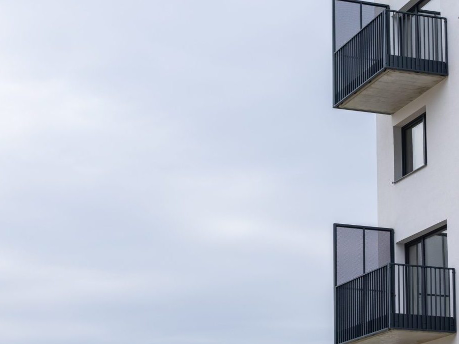 Ilustračná snímka balkónov obytného domu.