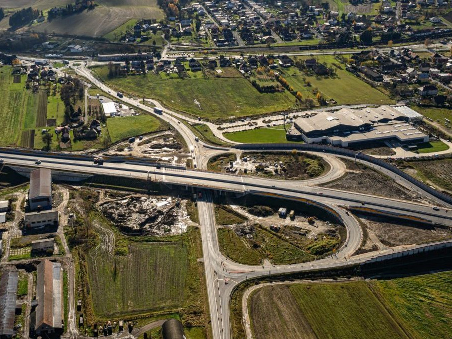 Na snímke rýchlostná cesta R2 Kriváň - Mýtna.