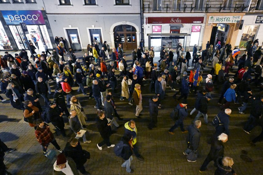 Na snímke pochod proti šéfovi SIS v Bratislave.