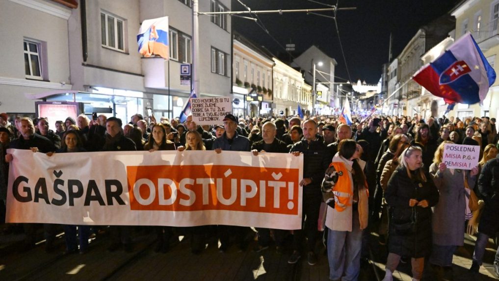 Na snímke pochod proti šéfovi SIS v Bratislave.