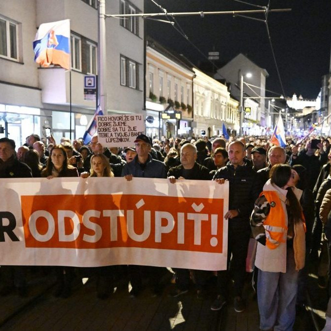 Na snímke pochod proti šéfovi SIS v Bratislave.