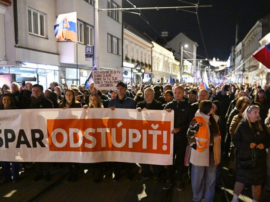 Na snímke pochod proti šéfovi SIS v Bratislave.