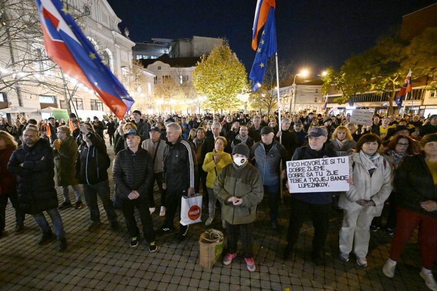 Na snímke pochod proti šéfovi SIS v Bratislave.