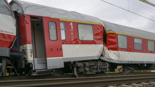 Havarované vlaky pri Pezinku 10. novembra 2025.