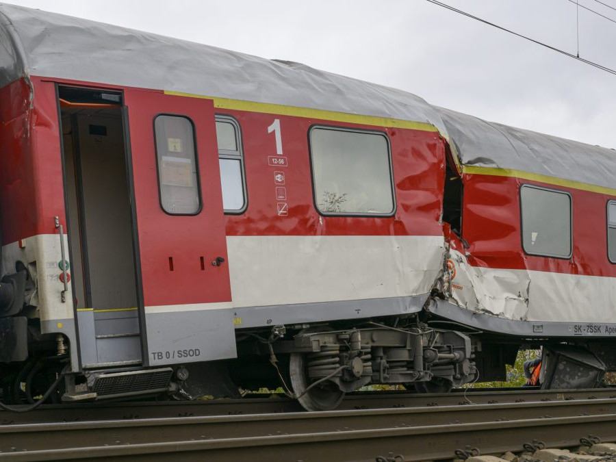 Havarované vlaky pri Pezinku 10. novembra 2025.