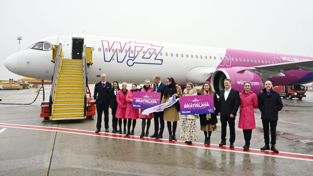 Na snímke vedenie WizzAir a posádka lietadla na bratislavskom letisku.