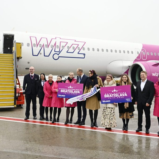 Na snímke vedenie WizzAir a posádka lietadla na bratislavskom letisku.