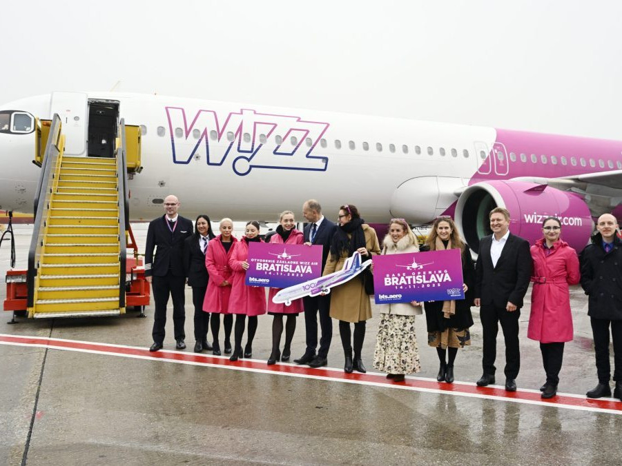 Na snímke vedenie WizzAir a posádka lietadla na bratislavskom letisku.