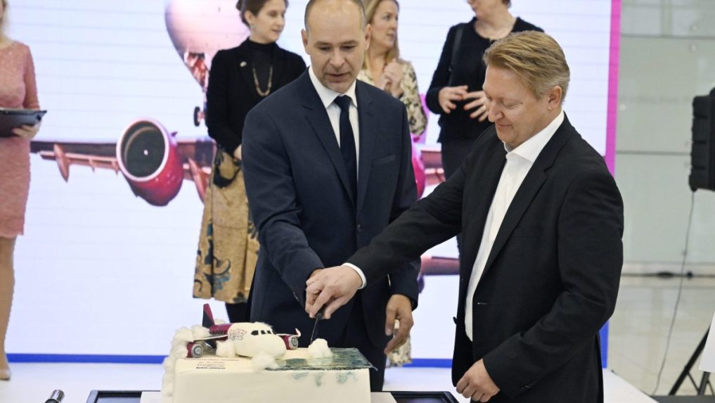 VÃƒÂ½konnÃƒÂ½ riaditeÃ„Â¾ Wizz Air Hungary Roland Tischner (vpravo) a generÃƒÂ¡lny riaditeÃ„Â¾ Letiska M. R. Ã…Â tefÃƒÂ¡nika DuÃ…Â¡an Novota (vÃ„Â¾avo).