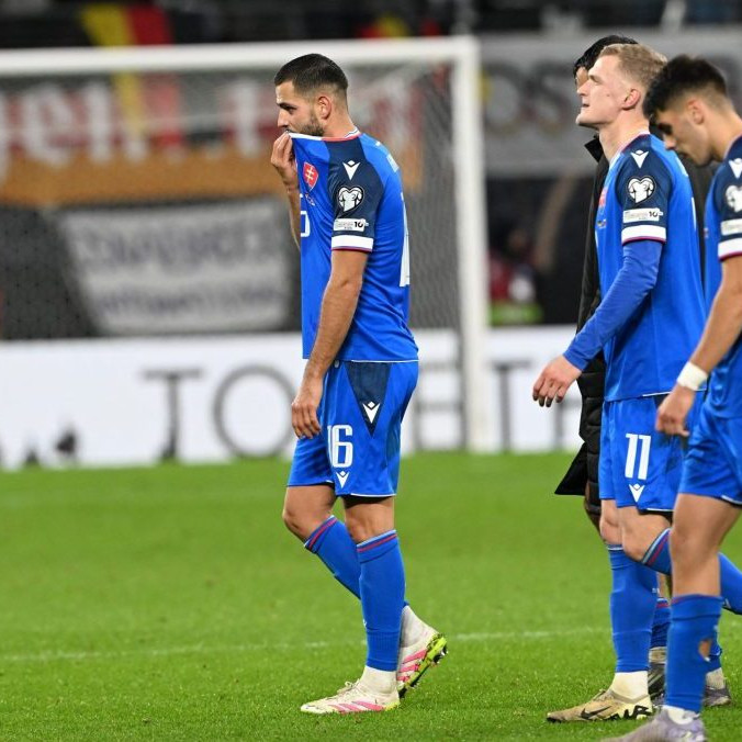 Slovenskí futbalisti po prehratom zápase s Nemeckom.