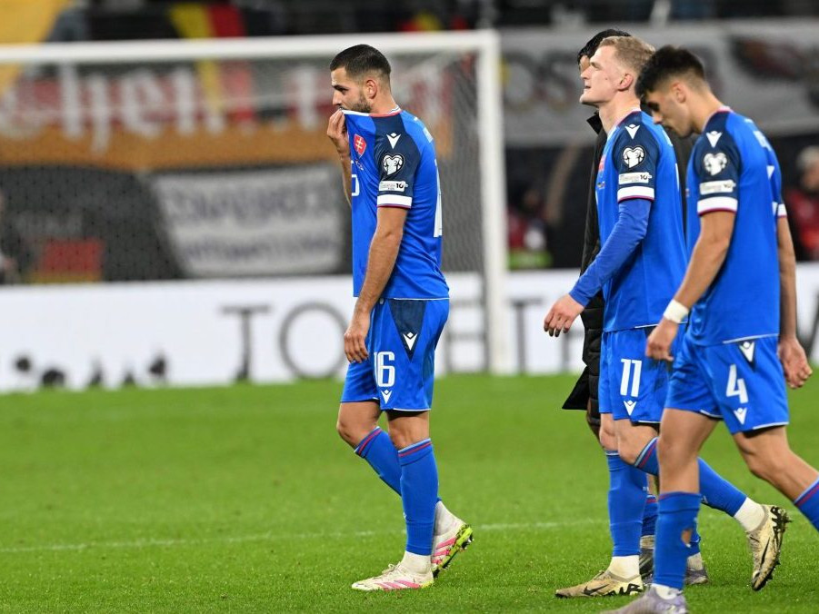 Slovenskí futbalisti po prehratom zápase s Nemeckom.