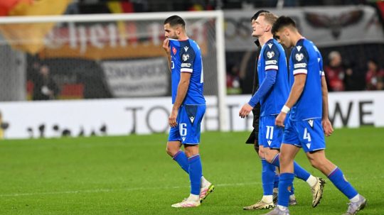 Slovenskí futbalisti po prehratom zápase s Nemeckom.