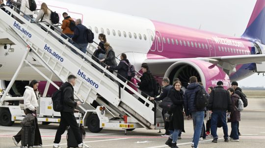 cestujúci nastupujú do lietadla v BA