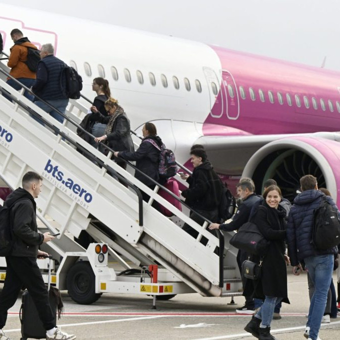 cestujúci nastupujú do lietadla v BA