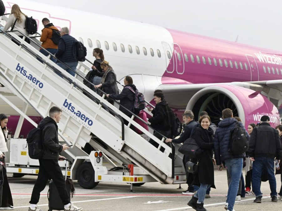 cestujúci nastupujú do lietadla v BA