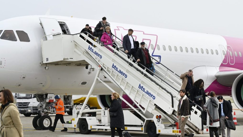 Prílet prvých pasažierov leteckej spoločnosti Wizz Air z Košíc do Bratislavy.