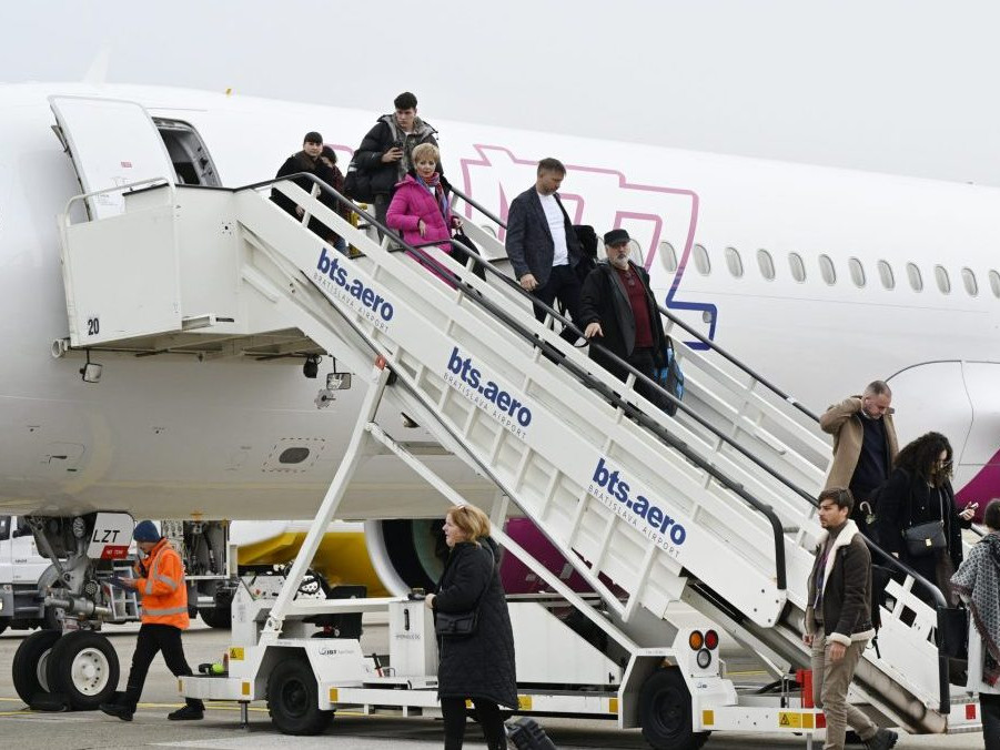 Prílet prvých pasažierov leteckej spoločnosti Wizz Air z Košíc do Bratislavy.