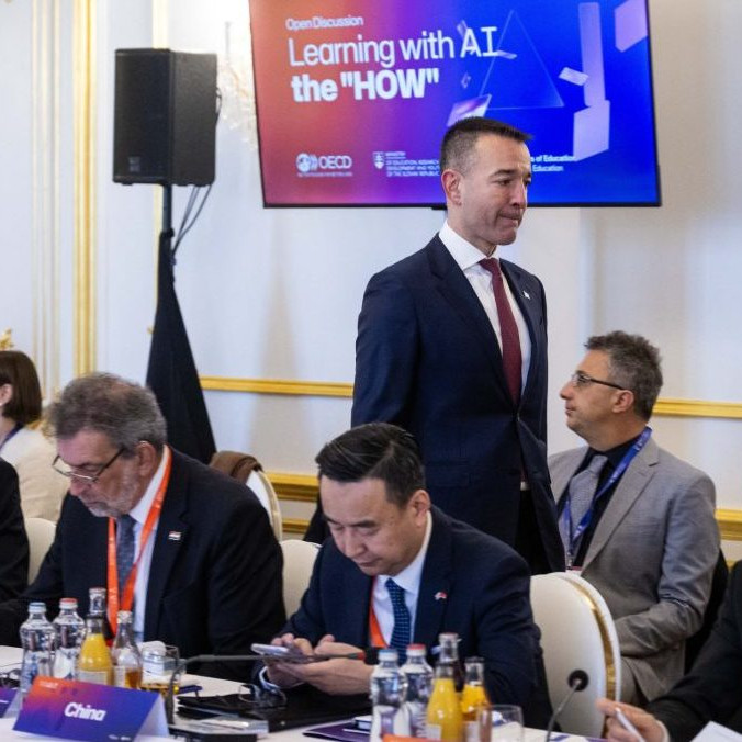 Minister školstva Tomáš Drucker na svetovom samite o umelej inteligencii.