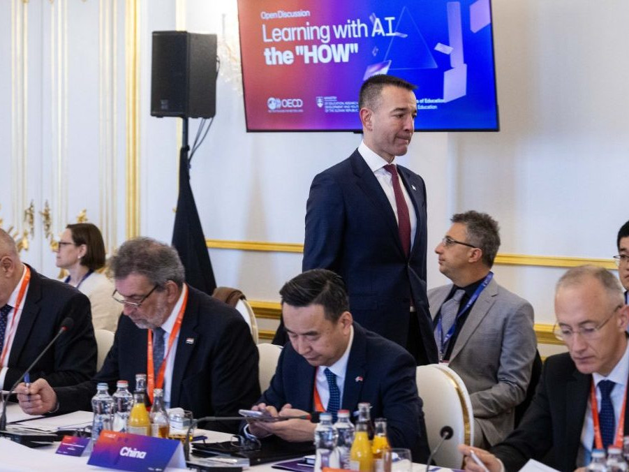 Minister školstva Tomáš Drucker na svetovom samite o umelej inteligencii.