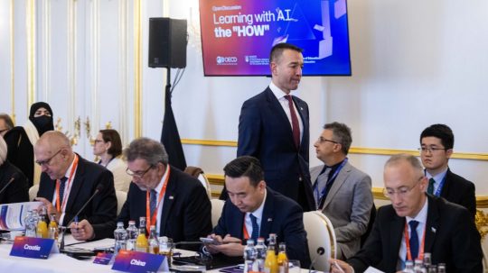 Minister školstva Tomáš Drucker na svetovom samite o umelej inteligencii.