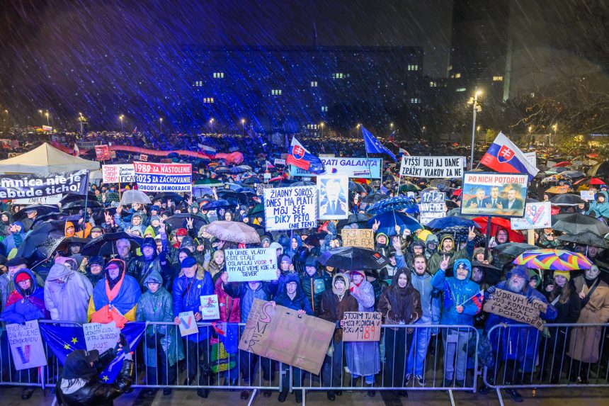 Na snímke účastníci zhromaždenia s názvom Nevezmú nám november, ktoré zorganizovalo PS.