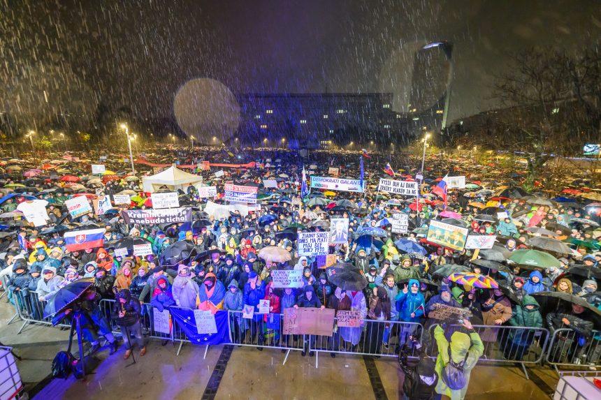 Na snímke účastníci zhromaždenia v Bratislave.