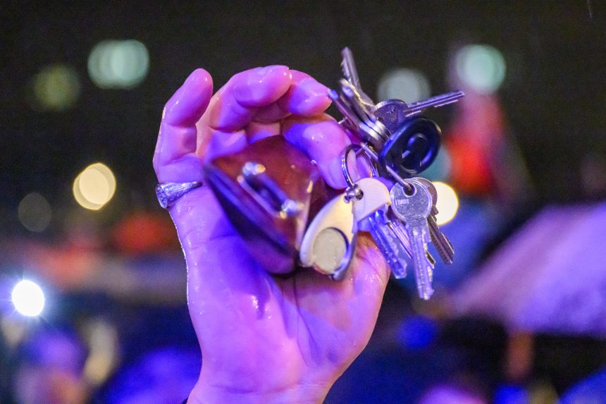 Na snímke osoba štrngá kľúčmi.