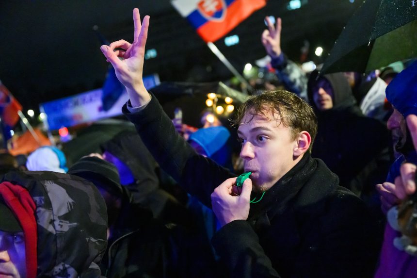 Podujatia k 17. novembru organizovali v Bratislave iniciatívy aj opozičné strany. Ľudí neodradil ani vietor a dážď