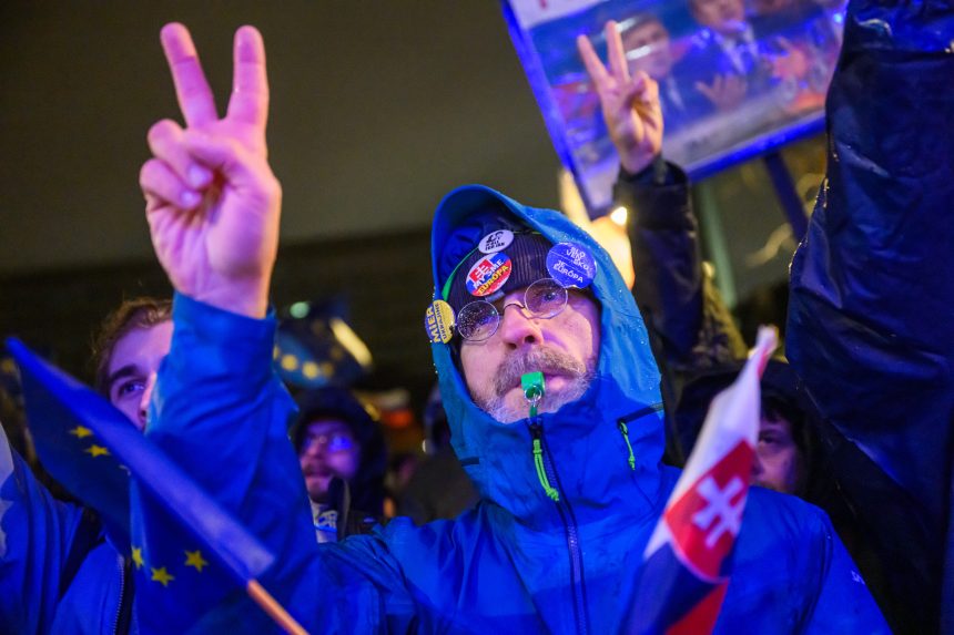 Podujatia k 17. novembru organizovali v Bratislave iniciatívy aj opozičné strany. Ľudí neodradil ani vietor a dážď