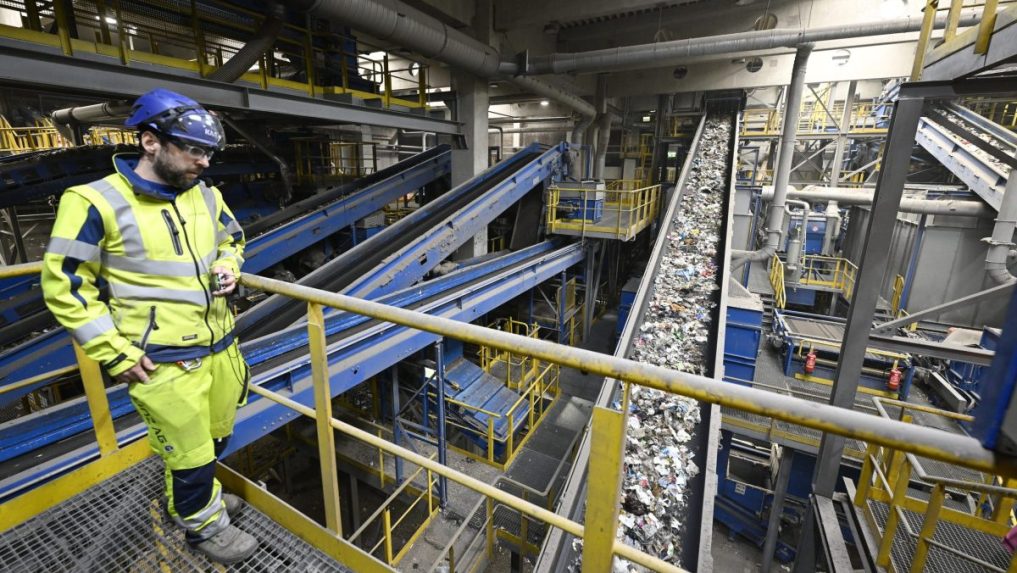 Tuhý odpad na pásoch linky v teplárni Linz Strom GmbH.