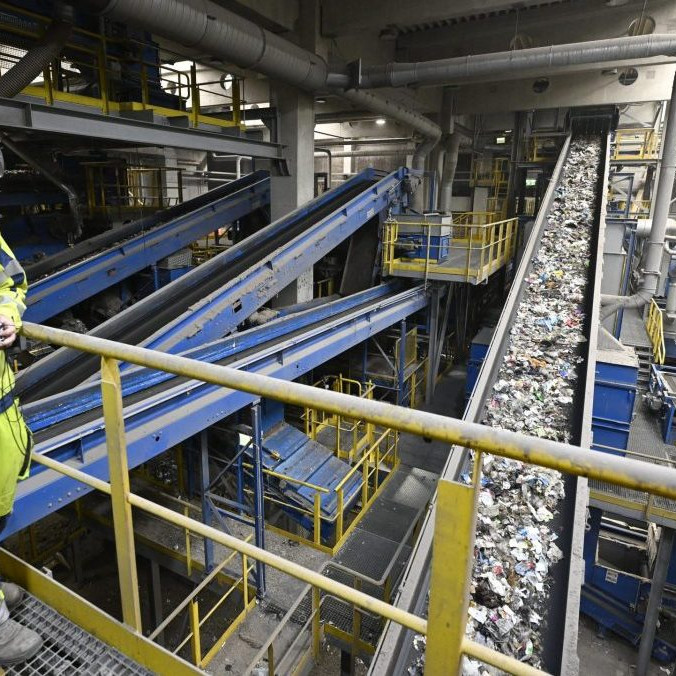 Tuhý odpad na pásoch linky v teplárni Linz Strom GmbH.