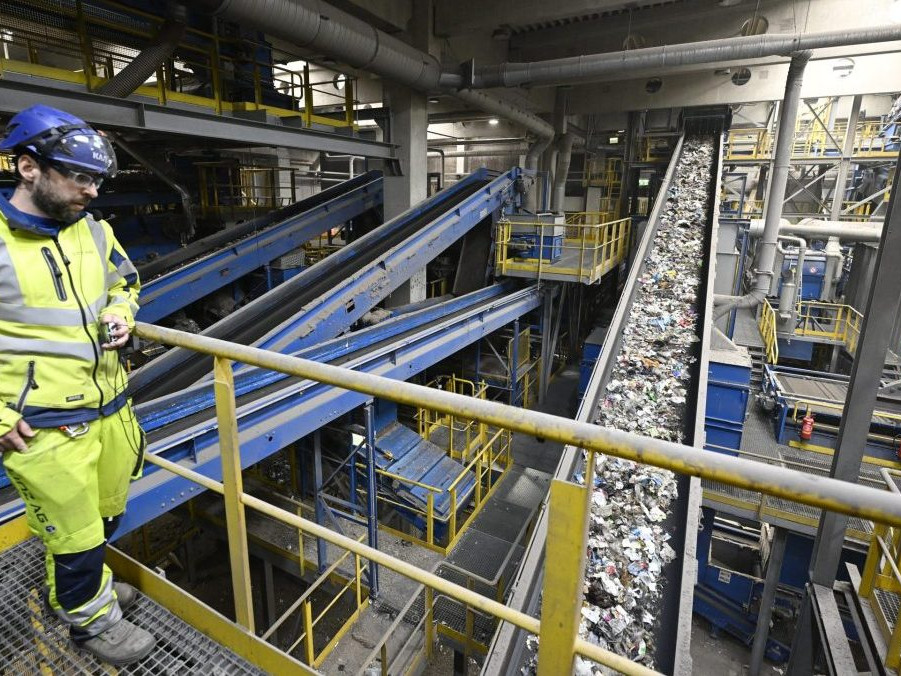 Tuhý odpad na pásoch linky v teplárni Linz Strom GmbH.