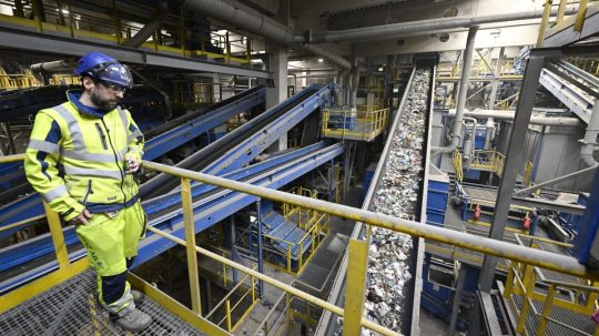 Tuhý odpad na pásoch linky v teplárni Linz Strom GmbH.