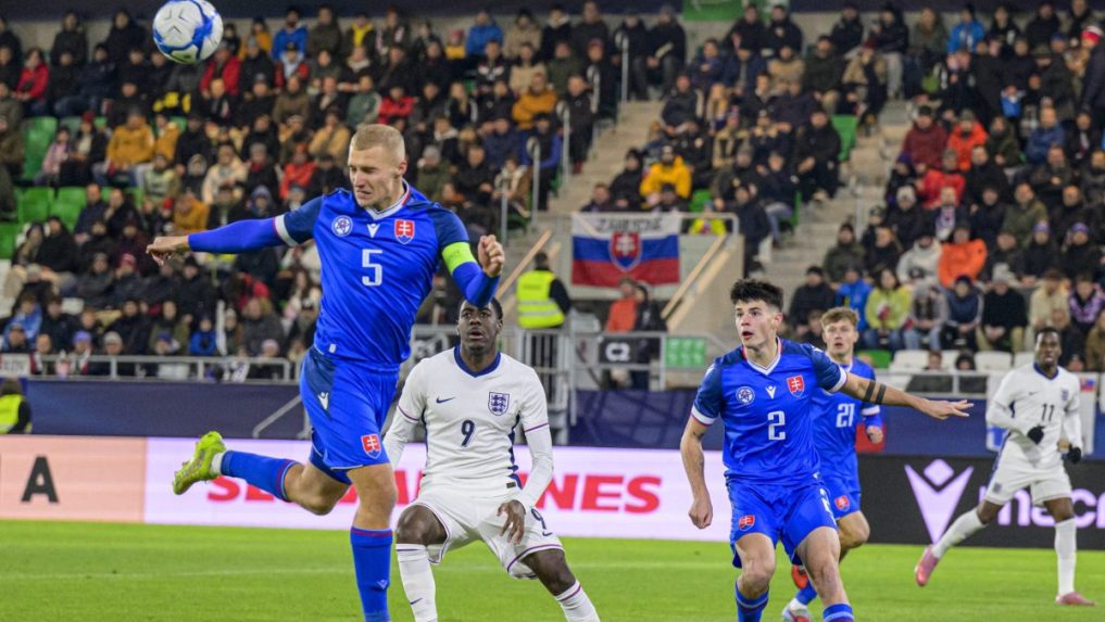 Jakub Jakubko hlaviÃ„Âkuje loptu v zÃƒÂ¡pase proti Anglicku.