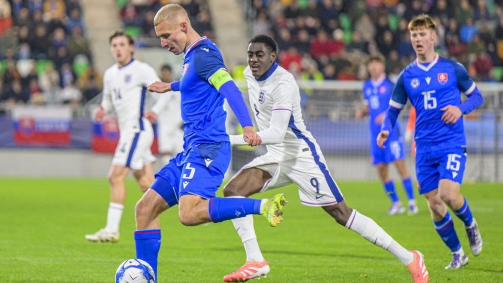 Jakub Jakubko a Divin Mubama v sÃƒÂºboji o loptu.