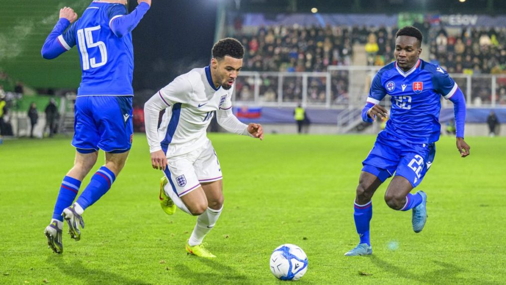 Daniel Danihel a Ethan Nwaneri v súboji o loptu.