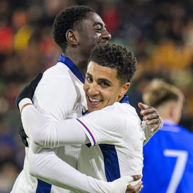 Radosť anglických hráčov z gólu proti Slovensku.