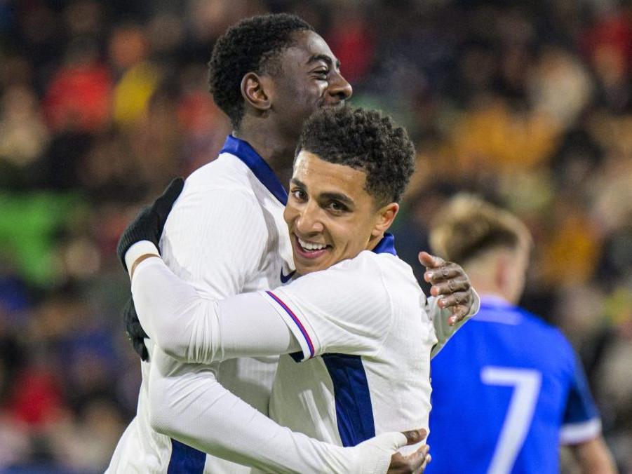 Radosť anglických hráčov z gólu proti Slovensku.