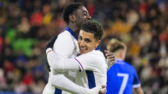 Radosť anglických hráčov z gólu proti Slovensku.