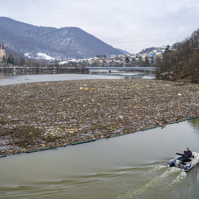 Na snímke odpadky v priehrade Ružín.