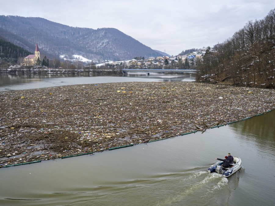 Na snímke odpadky v priehrade Ružín.