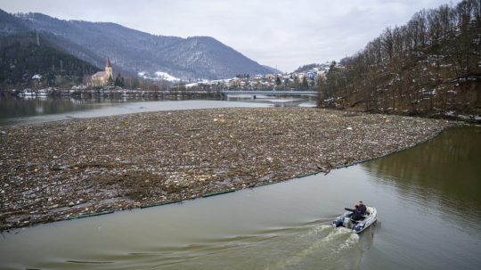 Na snímke odpadky v priehrade Ružín.