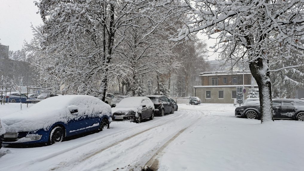 Zasnežená cesta v Poprade.