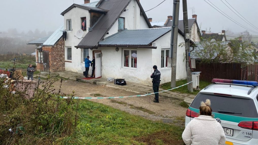 Na snímke policajti zaisťujú stopy na mieste útoku v Spišskej Novej Vsi.