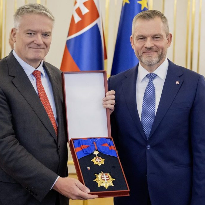 Prezident Peter Pellegrini udelil štátne vyznamenanie generálnemu tajomníkovi OECD Mathiasovi Cormannovi.